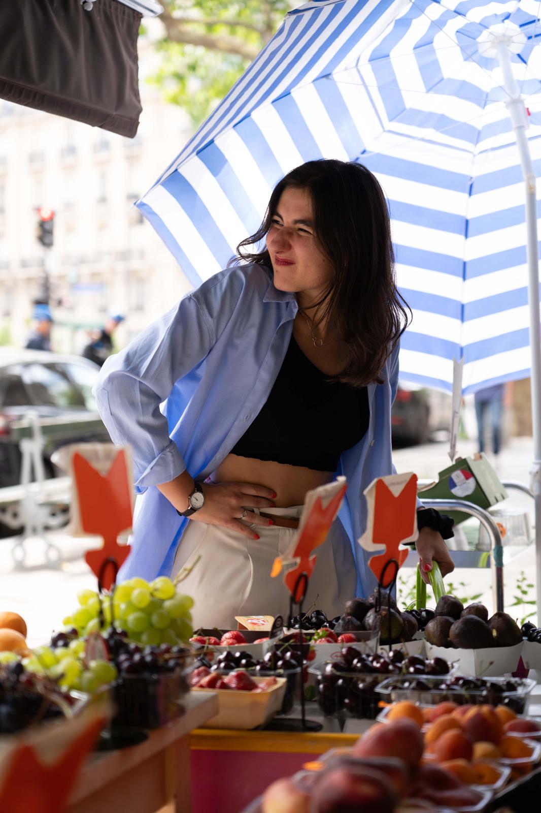 Une femme souffrant d'endométriose, se tenant le bas-ventre avec une expression de douleur sur le visage, symbolisant l'impact des crampes menstruelles sévères et des douleurs pelviennes associées à cette maladie chronique.